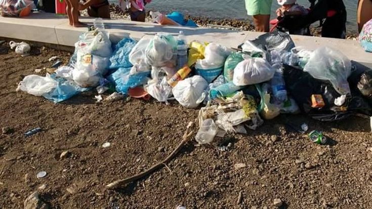 Bari, c'è ancora il cantiere ma il waterfront è già una discarica