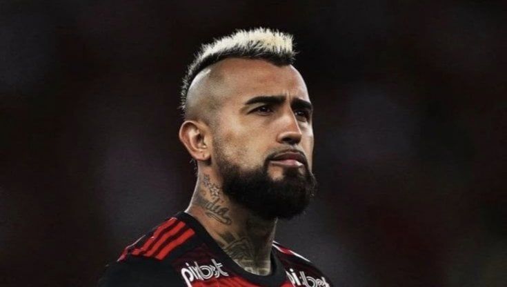 Arturo Vidal furioso: non viene mandato in campo e scaglia gli scarpini contro la panchina