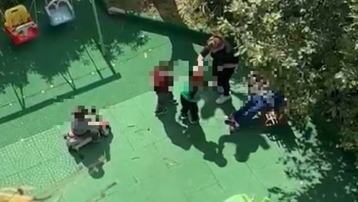 Schiaffi nel cortile della scuola a Pomigliano, maestra violenta incastrata da video sui social