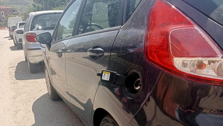 Ora la benzina fa gola ai ladri: furti nelle auto