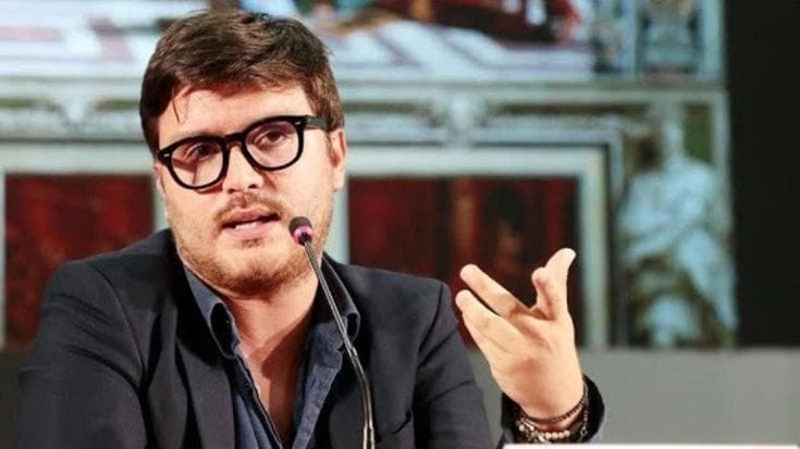 Il filosofo Leonardo Caffo a processo per maltrattamenti. La ex in aula: “Mi ha preso la testa e me l’ha sbattuta contro il finestrino, mi chiamava fallita”