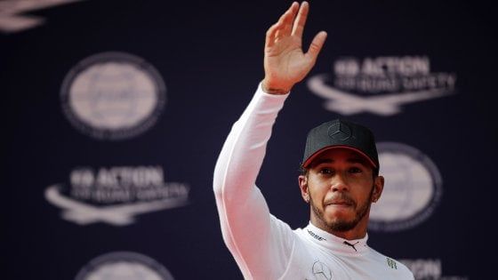 F1, Hamilton fa marcia indietro: "Non penso al ritiro o ad andare in Ferrari"