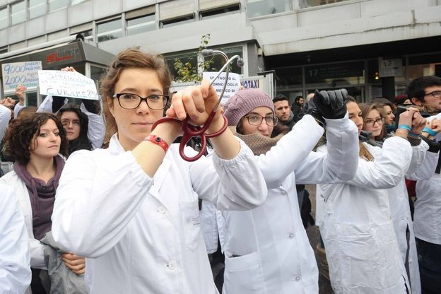 In camice bianco con le mani legate, <br />la protesta degli studenti di Medicina