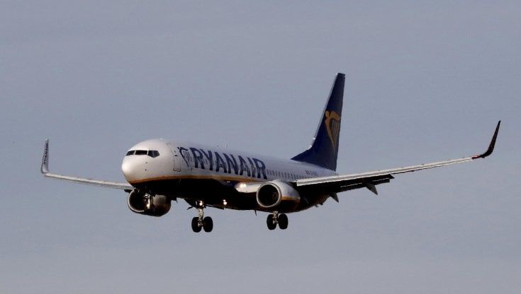 L'Enac multa Ryanair: "Continua a far pagare il supplemento per i posti vicino a minori e disabili"
