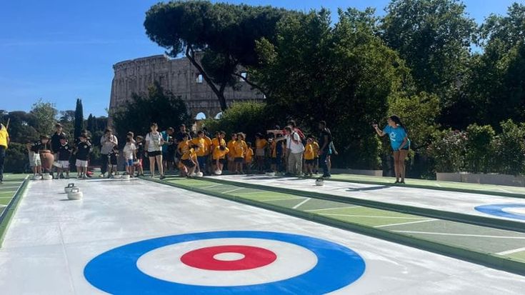 Stone, spazzate e sorrisi: il curling arriva al Colosseo