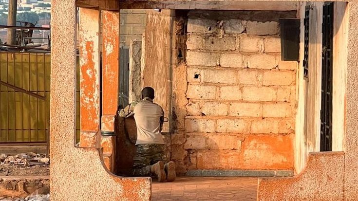 Ribelli tuareg e jihadisti insieme contro la giunta golpista: attacchi coordinati e scontri in Mali