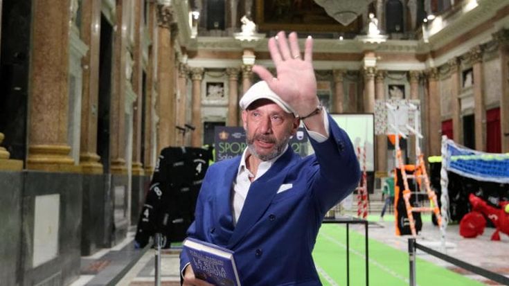 Vialli, 3 anni fa la ferale notizia. Il museo, le sciarpe, la messa: ecco tutti gli omaggi al totem