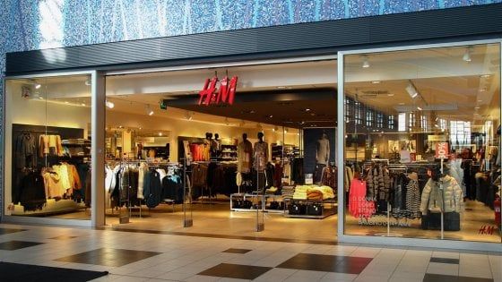 Bari, prendono capi per 2mila euro da H&M ma il giudice le scarcera: "Troppo maldestre"