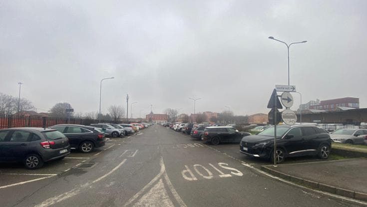 Il parcheggio Tanari ripulito dopo mesi di abbandono. Accordo Comune-Ferrovie per la gestione