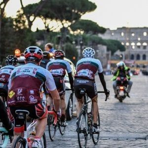 Granfondo di Roma, oltre 5mila nella "grande bellezza". E una pedalata per Amatrice