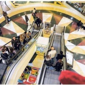 Siamo tutti "consumati" : in un libro gli effetti della recessione su lavoratori del commercio e consumatori