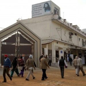 Il guru ibernato fa litigare l'India. "Non &egrave; morto, sta meditando"