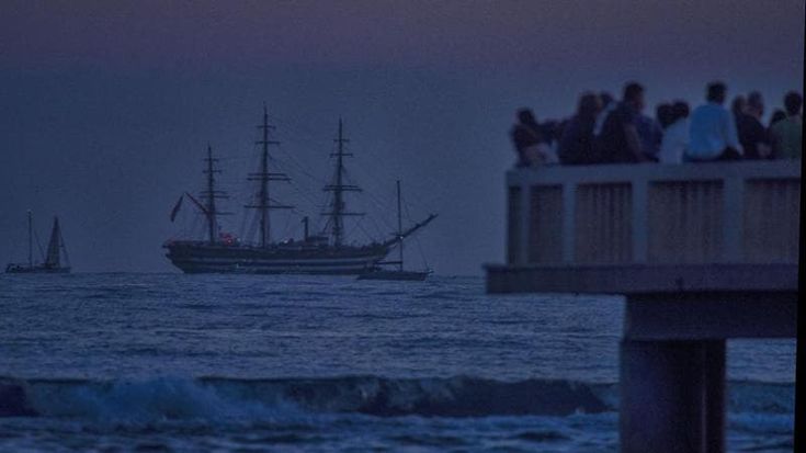 La Vespucci transita sul litorale di Roma: in migliaia a Ostia per lo spettacolo