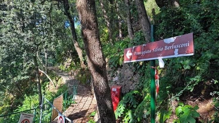 Portofino, svelata la passeggiata Silvio Berlusconi ma il sindaco si infuria: “Non è ancora pronta”