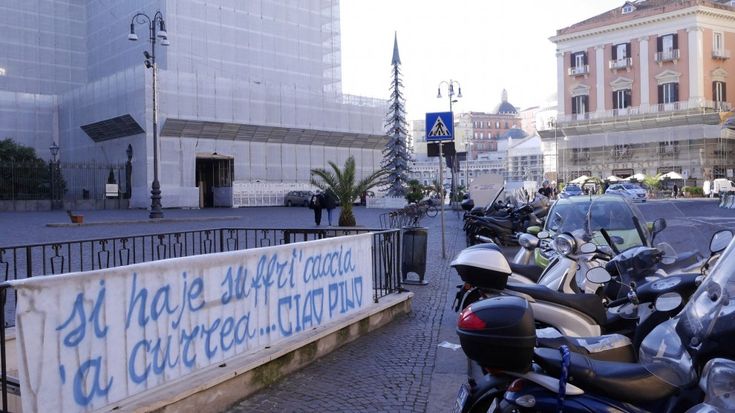 I versi di Pino sui drappi bianchi, nel centro di Napoli si ricorda Daniele