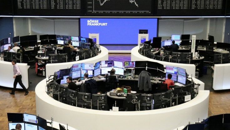 Le Borse di oggi, 28 dicembre. Le minacce di Putin non spostano il petrolio. Sui mercati vince la paura per l'inflazione: Ue chiude debole
