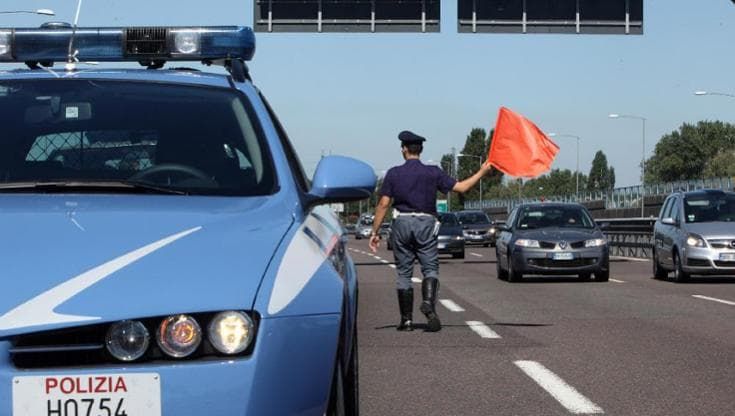 Prende la nipotina neonata e tenta la fuga in Romania: nonna bloccata in autostrada vicino a Firenze