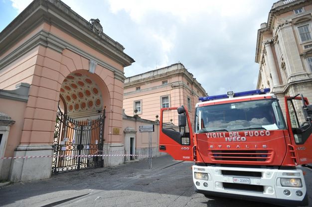 Reggia di Caserta, crepe nell'emiciclo