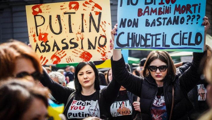 Napoli, ucraini in corteo: “Chiudete i cieli”