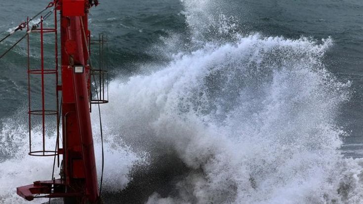 Mareggiata, la furia delle onde sulla costa di Genova