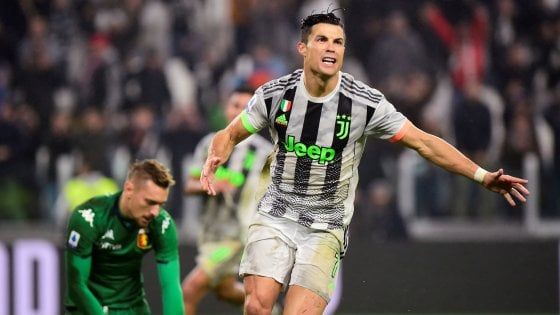 Juventus-Genoa 2-1: Ronaldo all'ultimo respiro riporta in vetta i bianconeri