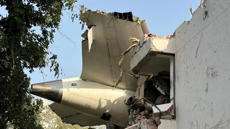 I misteri del Boeing 787: dal carrello aperto al racconto del superstite. L’India ordina ispezioni