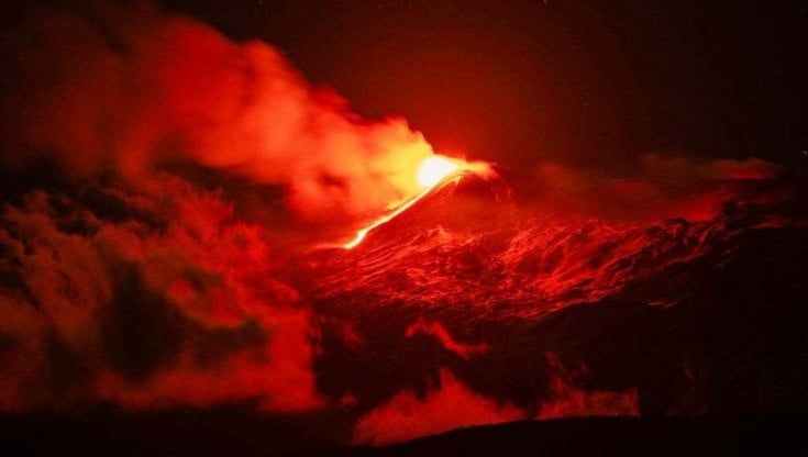 Etna, una fontana di lava e pioggia di cenere