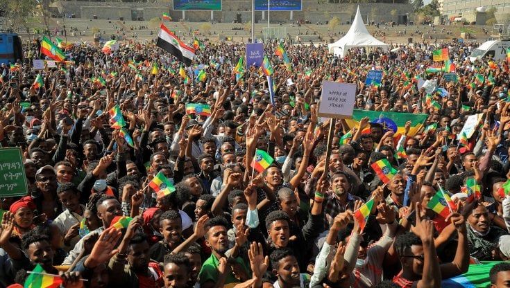Addis Abeba, Abiy Ahmed chiama in piazza i suoi. Manifestazione anti-Usa a sostegno al premier: "Falso che la capitale sia in pericolo"