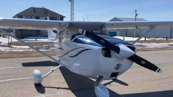 Proposta di matrimonio in aereo. La Torre di controllo approva: “Purché non vai a sbattere”