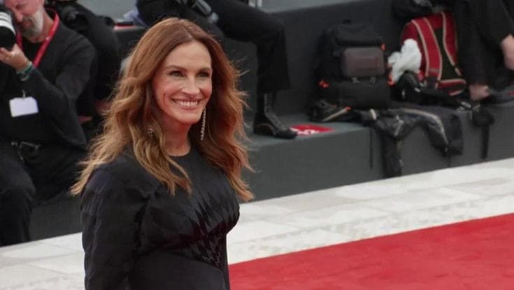 Mostra di Venezia, il red carpet di Julia Roberts e Luca Guadagnino