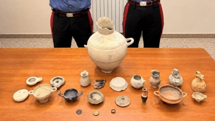 Gravina di Catania, ottantenne trova 18 reperti archeologici mentre riordina il garage