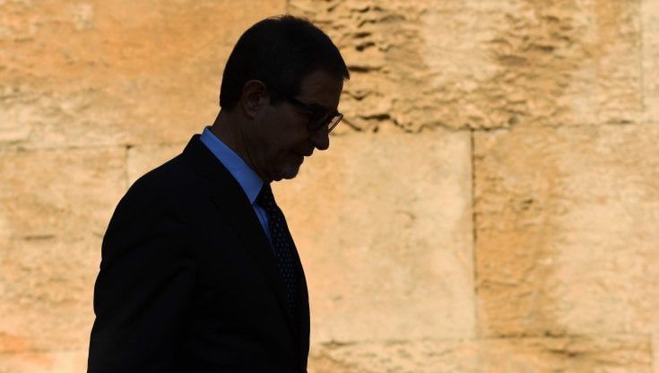 Il presidente Musumeci nel bunker straccia le dimissioni e va avanti con i "lealisti"