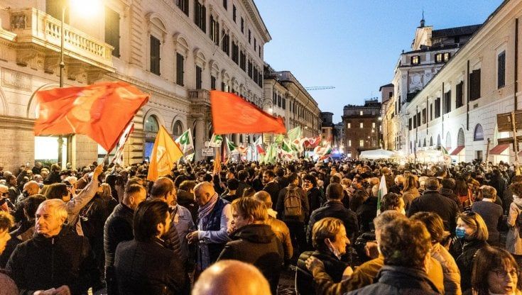 Elezioni Roma, in cinquecento alla festa per Gualtieri sindaco a piazza Ss Apostoli: tra "Bella ciao", orgoglio dem e qualche "buuu" per Raggi 