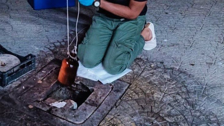 Gettano olio esausto nei tombini per non pagare lo smaltimento: denunciati 5 dipendenti di un ristorante