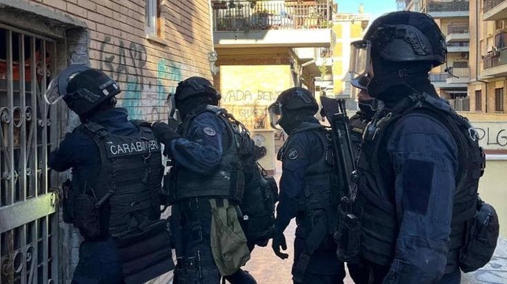 Droga, blitz a Ostia nel fortino degli Spada: sei arresti. Sequestrate 330 dosi di cocaina e crack