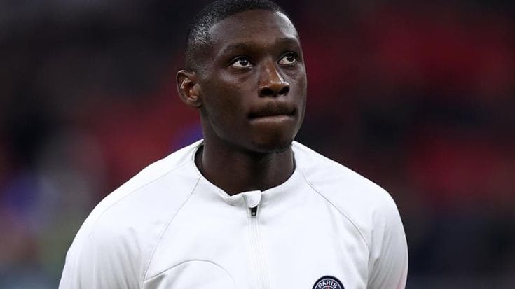 Kolo Muani alla Juventus in prestito. Kvara vola a Parigi, visite mediche e firma col Psg