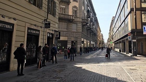 Sabato con il bel tempo, torinesi fuori casa nonostante il coronavirus: code infinite per fare la spesa