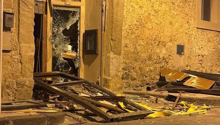Mazzarino, doppia spaccata nella notte: assaltate banca e gioielleria