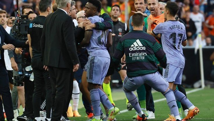 Spagna, 'scimmia' a Vinicius in Valencia-Real Madrid. Lo sfogo: "Il razzismo è normale nella Liga"