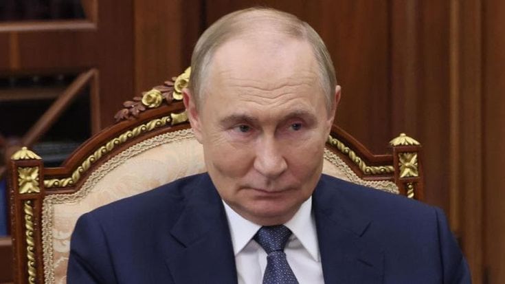 Putin e il mistero del “contenitore per le feci” che si sarebbe portato al vertice in Alaska