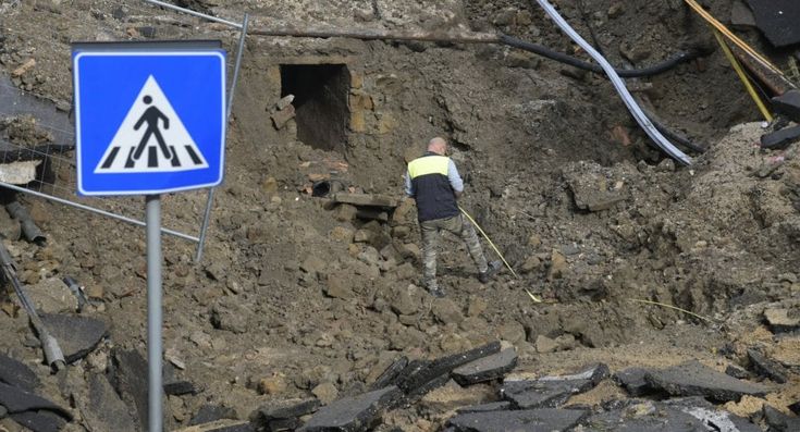Maltempo, si apre una voragine in via Masoni: evacuate 25 famiglie