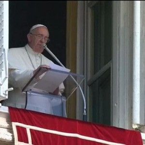 Gli auguri del Papa: "Mai pi&ugrave; guerre, sia un anno di pace"