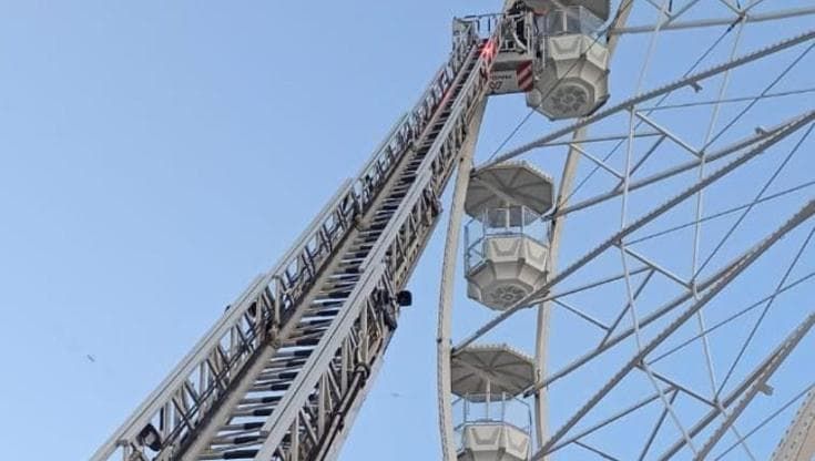 Si blocca ruota panoramica: nonno e nipote bloccati in aria a Molfetta. Salvati dai vigili del fuoco