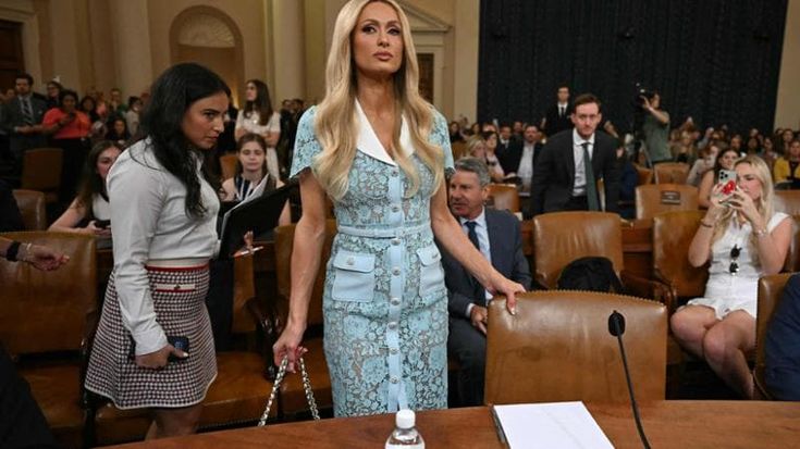 Paris Hilton testimonia al Congresso Usa contro i programmi di assistenza all’infanzia: “Ho subito abusi”