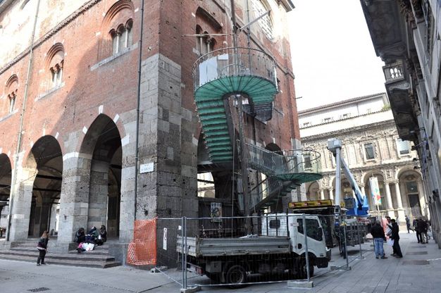 Milano, quella scala stonata sul Palazzo della Ragione