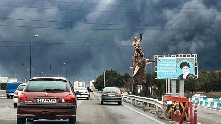 Iran, colpiti i depositi di petrolio: nube tossica a Teheran. Tensione Usa-Israele sui raid