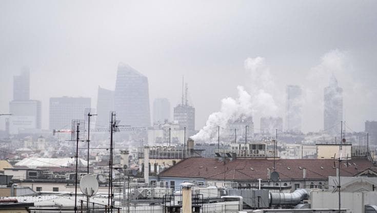 Migliora lo smog in Italia, solo 13 città fuorilegge nel 2025