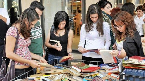 "Portici di Carta" tra libri e rose in piazza Palazzo di Citt&agrave;