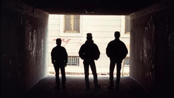 “Sei una spia dei carabinieri”: ragazzo picchiato e minacciato di morte dal branco. Nove indagati