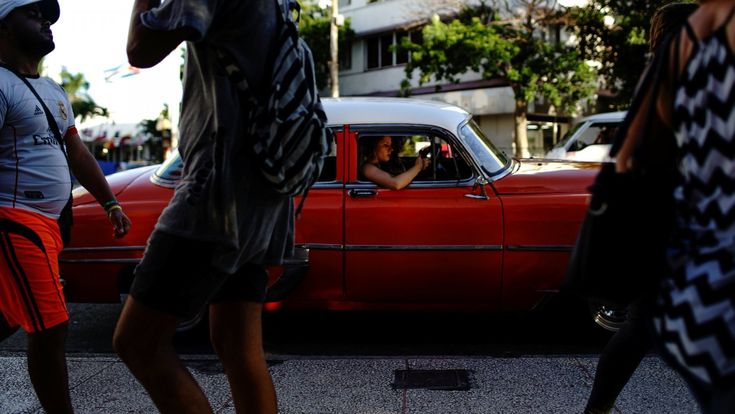 Cuba, addio taxi con le auto d’epoca: stretta sul business dei trasporti